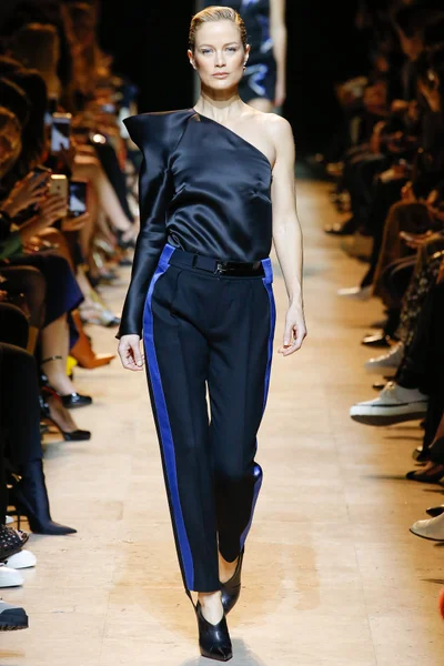 Look 10